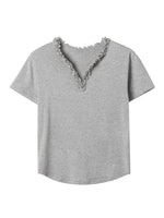 フリルVネック すっきりフィット 半袖 グレーTシャツ