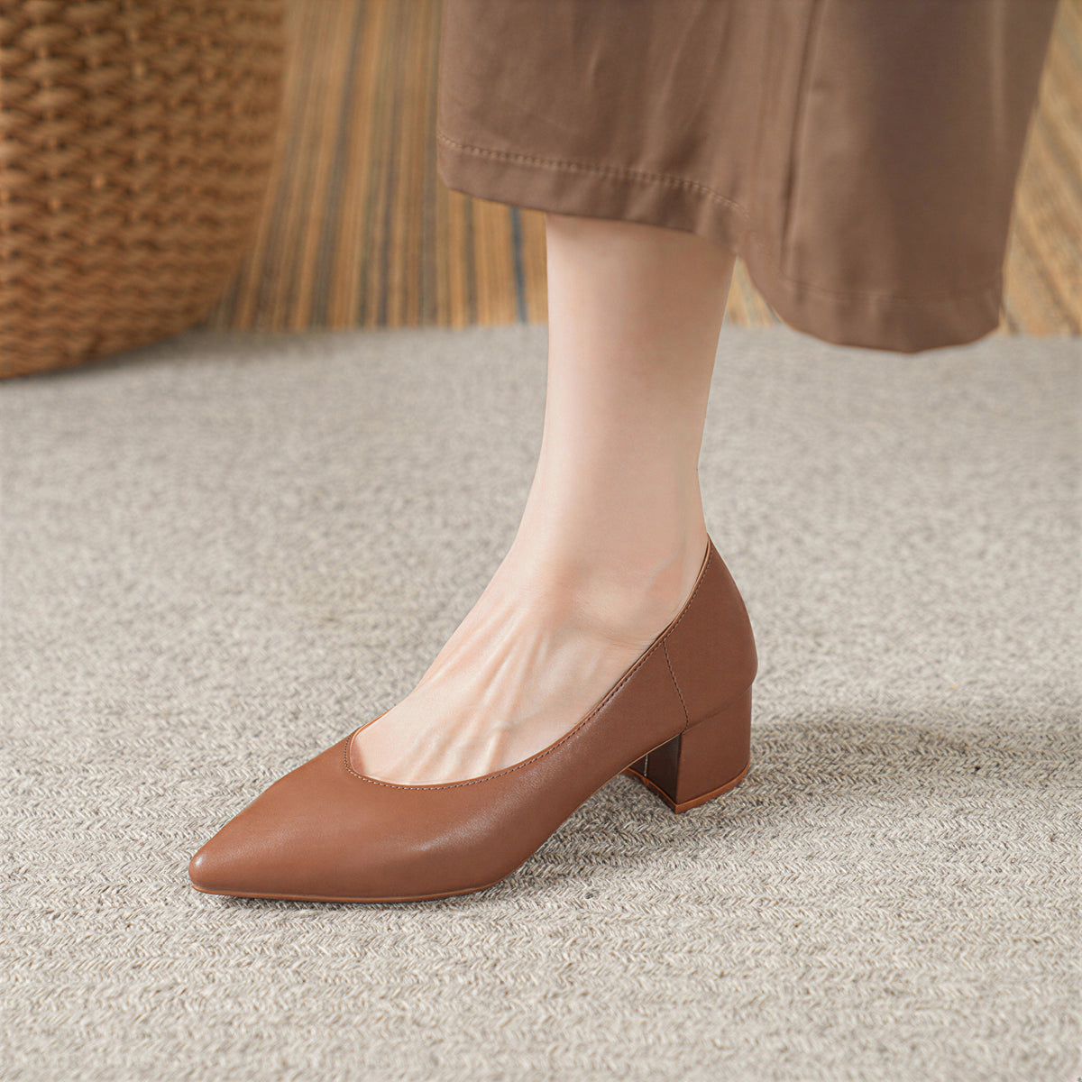 ミニマル 浅履き 安定感のあるチャンキーヒール ポインテッドトゥパンプス-ブラウン 5cm-42