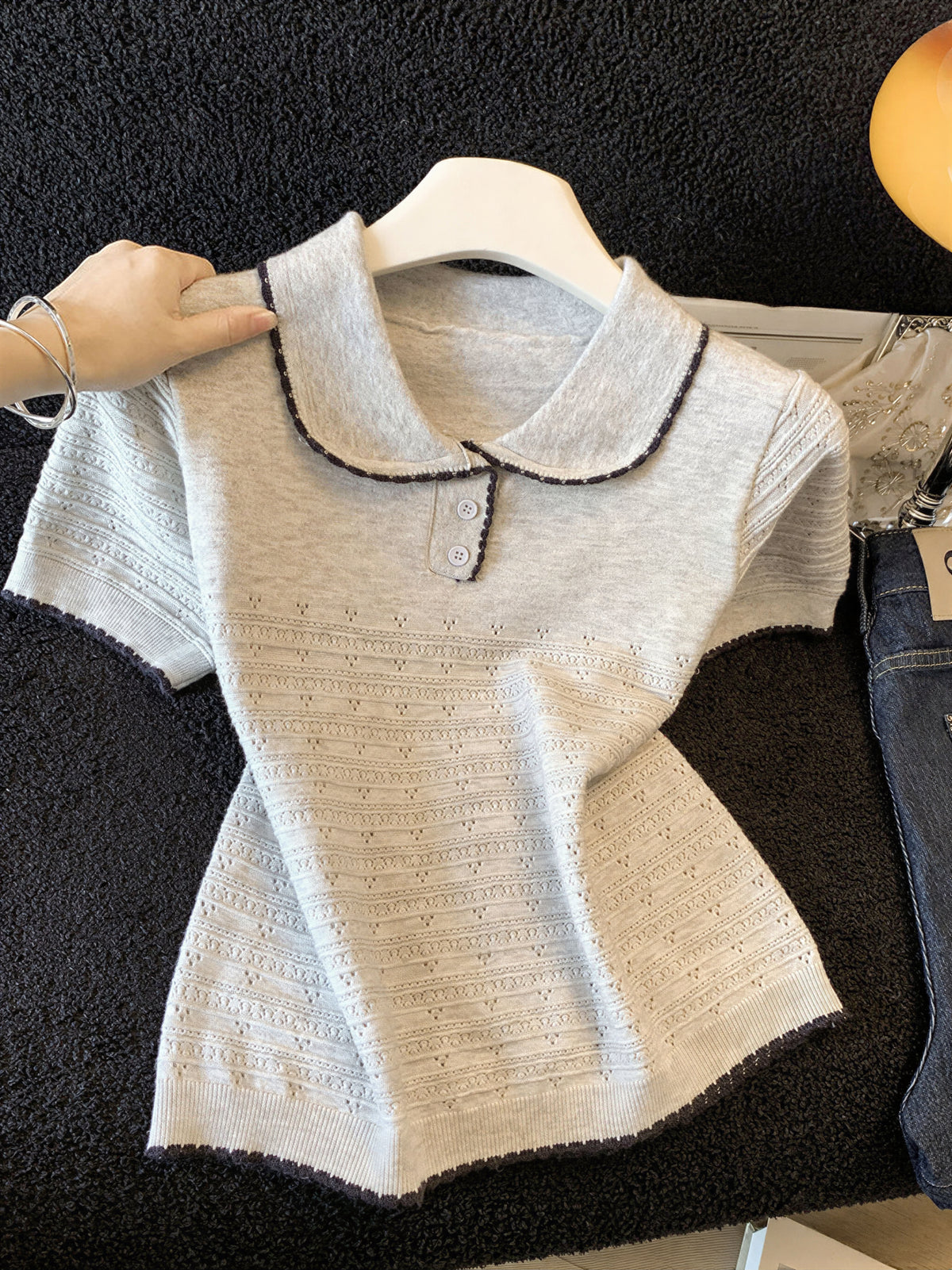 配色パイピングのポロ襟 透かし編み柄 ほどよくシェイプするニットTシャツ