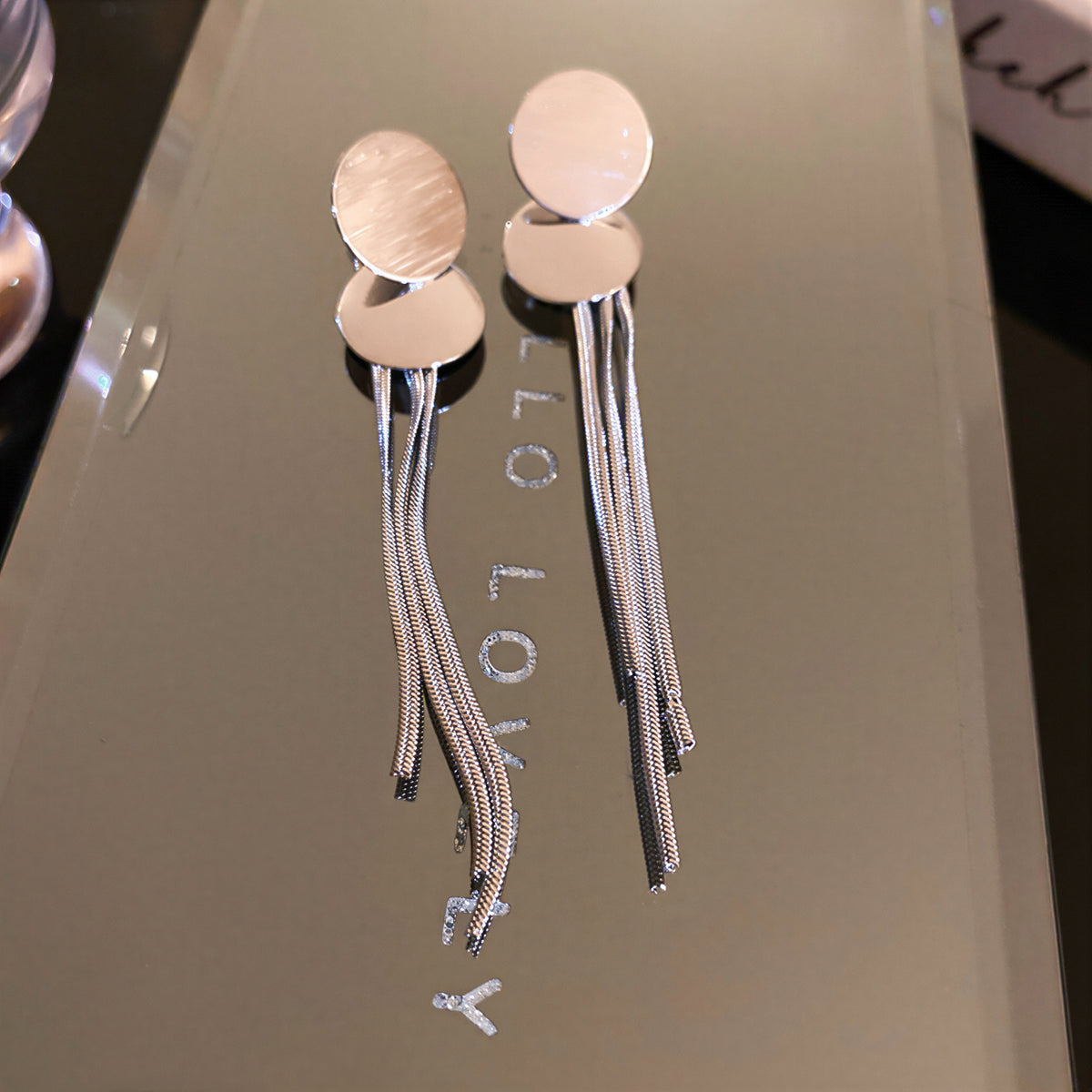 ラウンドプレートレイヤード メタルドロップ ロングタッセルピアス