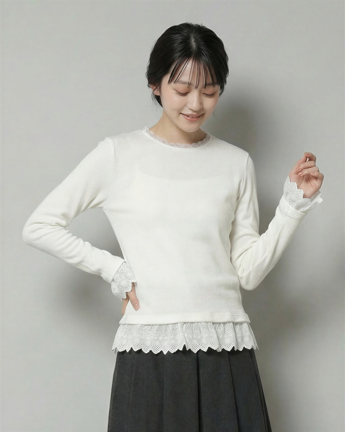 レース切り替え フリル付き クルーネック スリムフィット 長袖Tシャツ