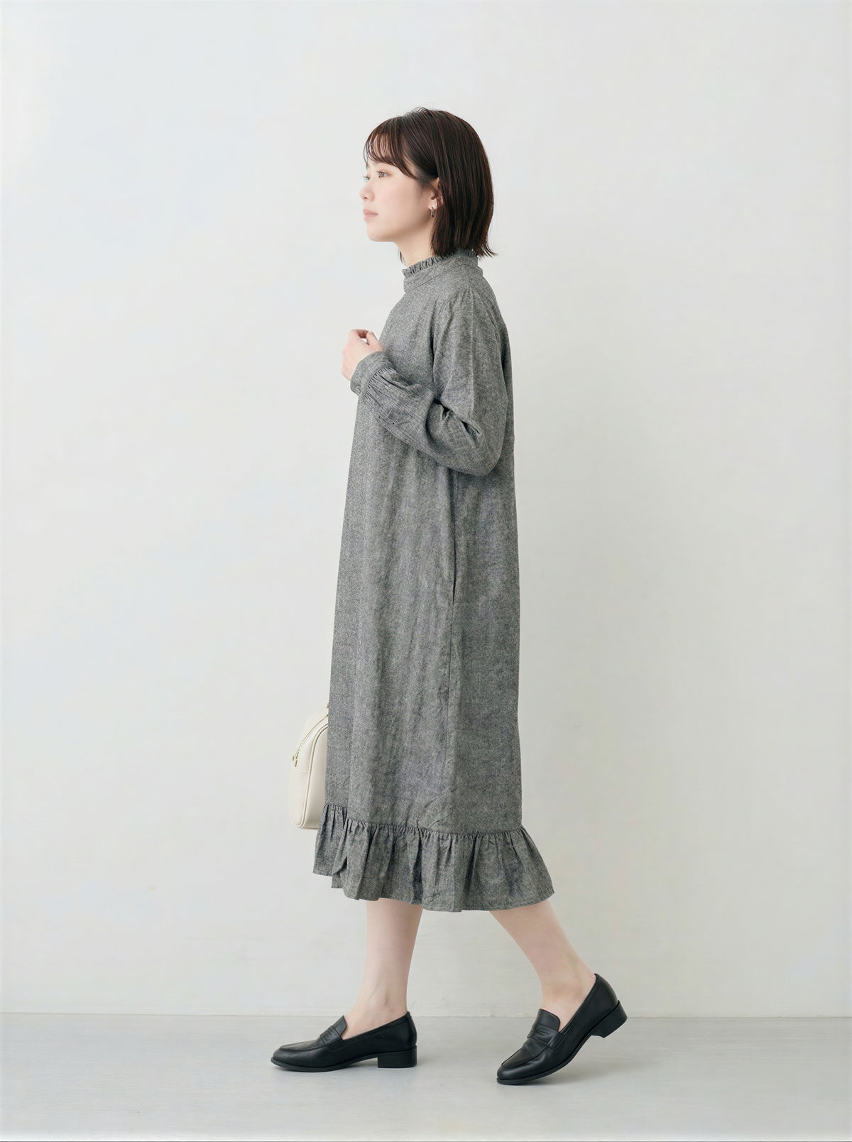 スタンドカラー×メローフリル ゆったりAライン フリルヘム 長袖ミモレ丈ワンピース