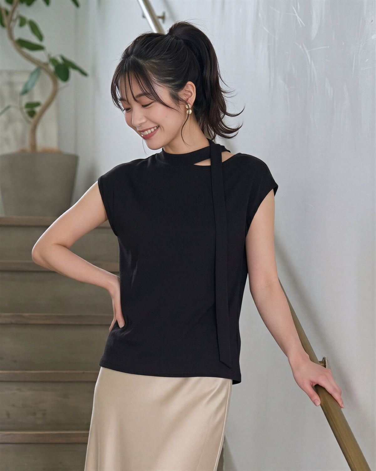 ラウンドネック＆リボンデザイン すっきり見え半袖Tシャツ