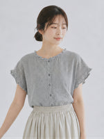 ライトグレーの小格子フリルシャツ