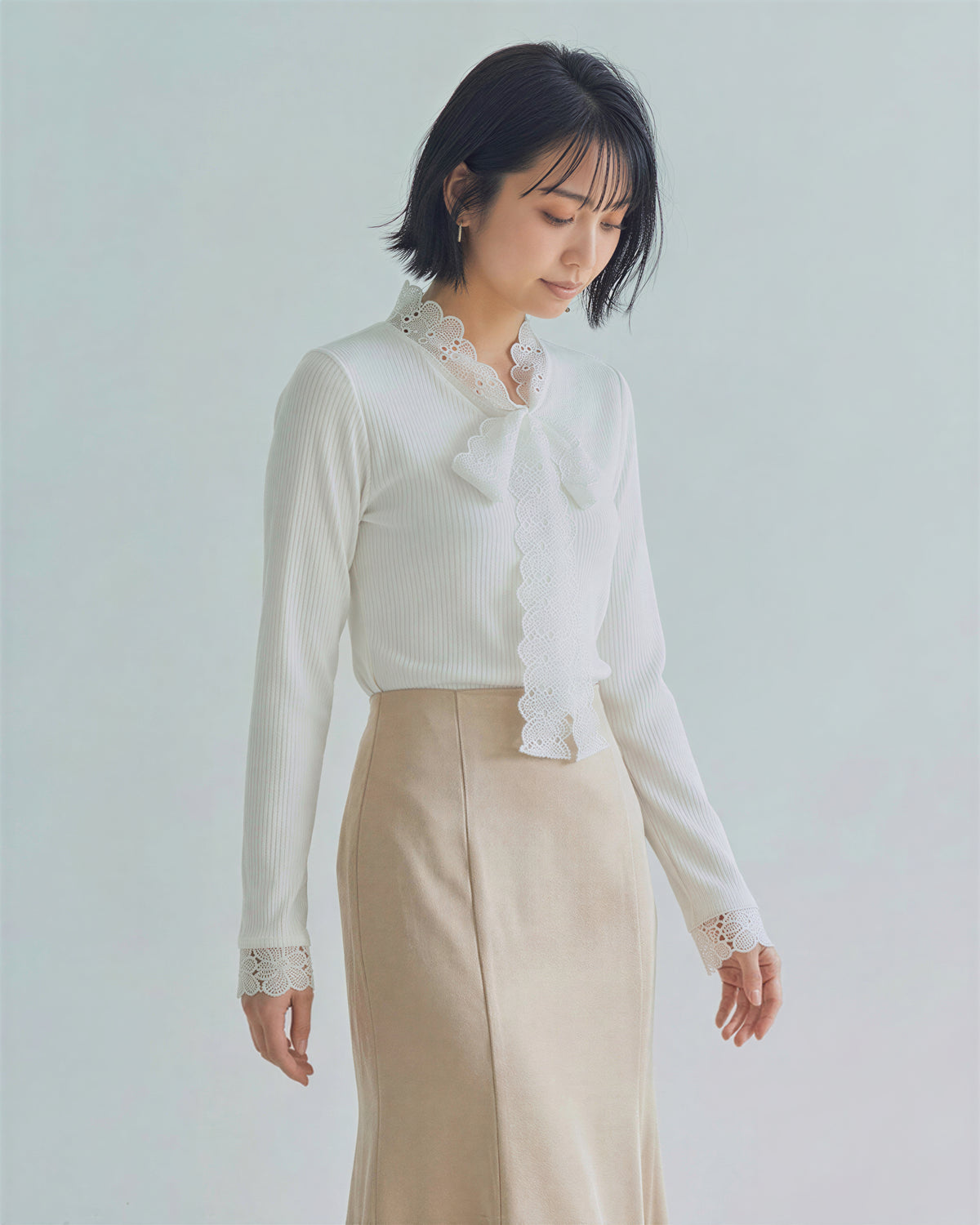 透かしレース×ボウタイ付きVネック くびれ見え長袖Tシャツ