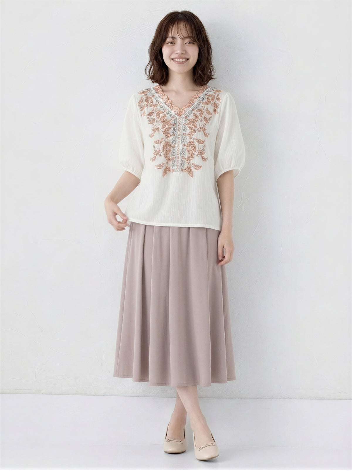M~2XL Vネック 刺繍パフスリーブTシャツ