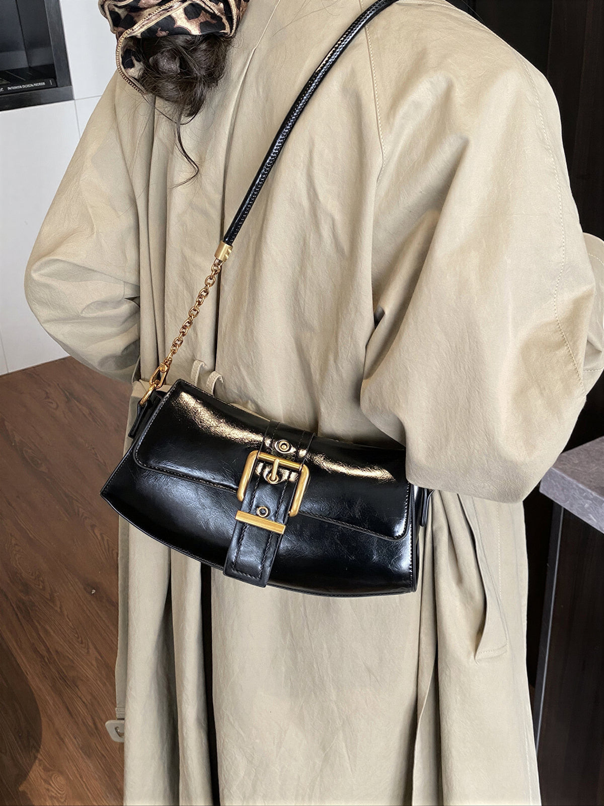 レトロ調ゴールドバックル 脇下ワンショルダー バゲットバッグ