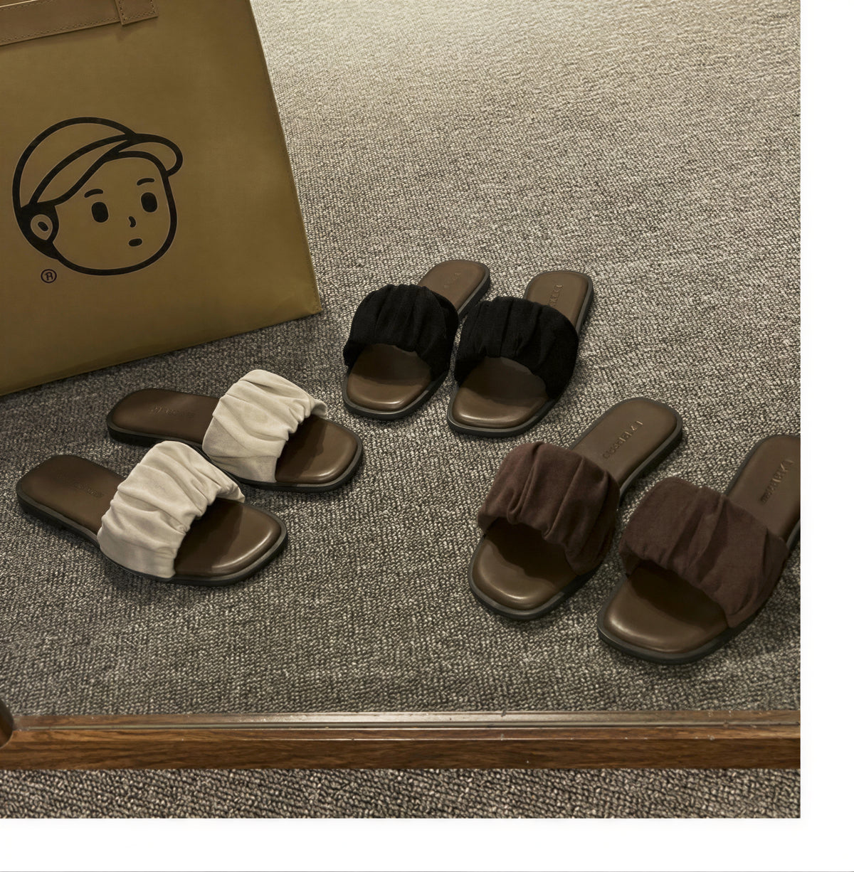 ギャザーワイドストラップ ソフトボア包み込み フラットスライドサンダル