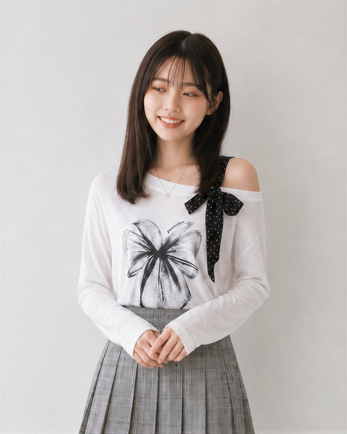 【全2色】M~2XL オフショルダー リボンプリントTシャツ