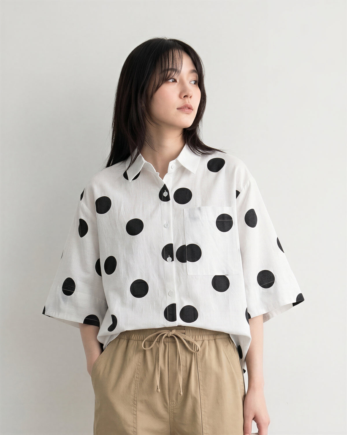 大きめドットのゆったりショート丈シャツ-ホワイト-XL