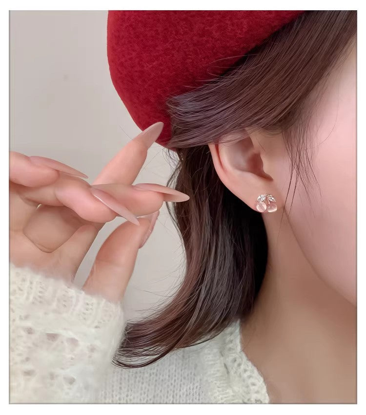 キャッツアイの艶感が可愛い 小ぶりチェリーピアス