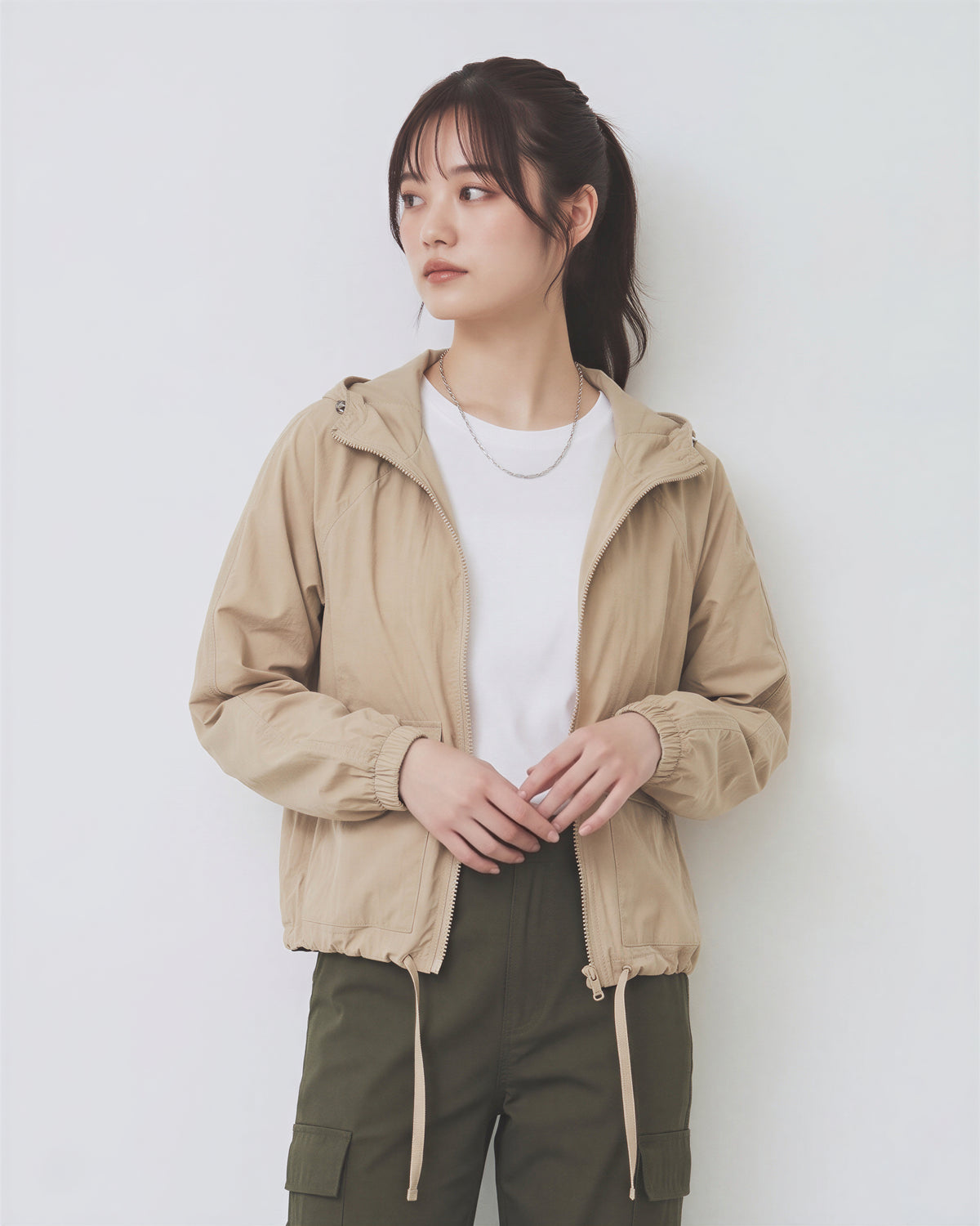 フード付き ドローストリング ショート丈マウンテンパーカー