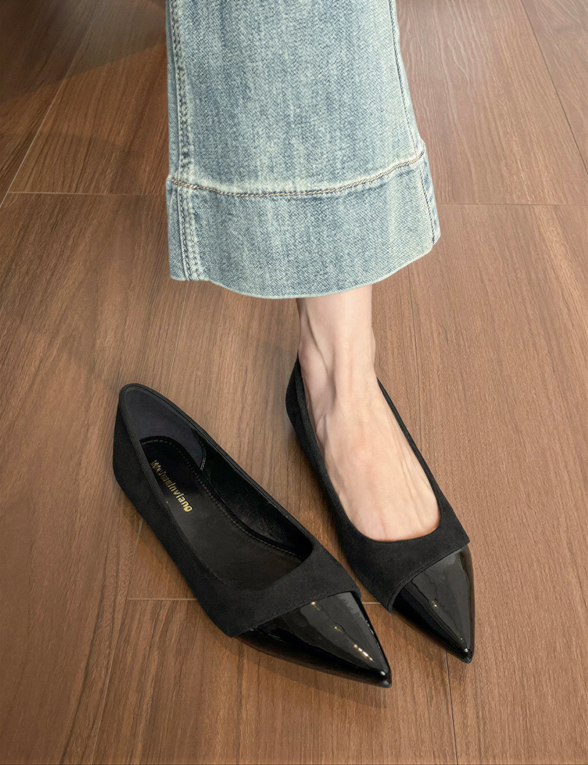 切り替えエナメル 浅履き 華奢見え フラット ポインテッドトゥパンプス