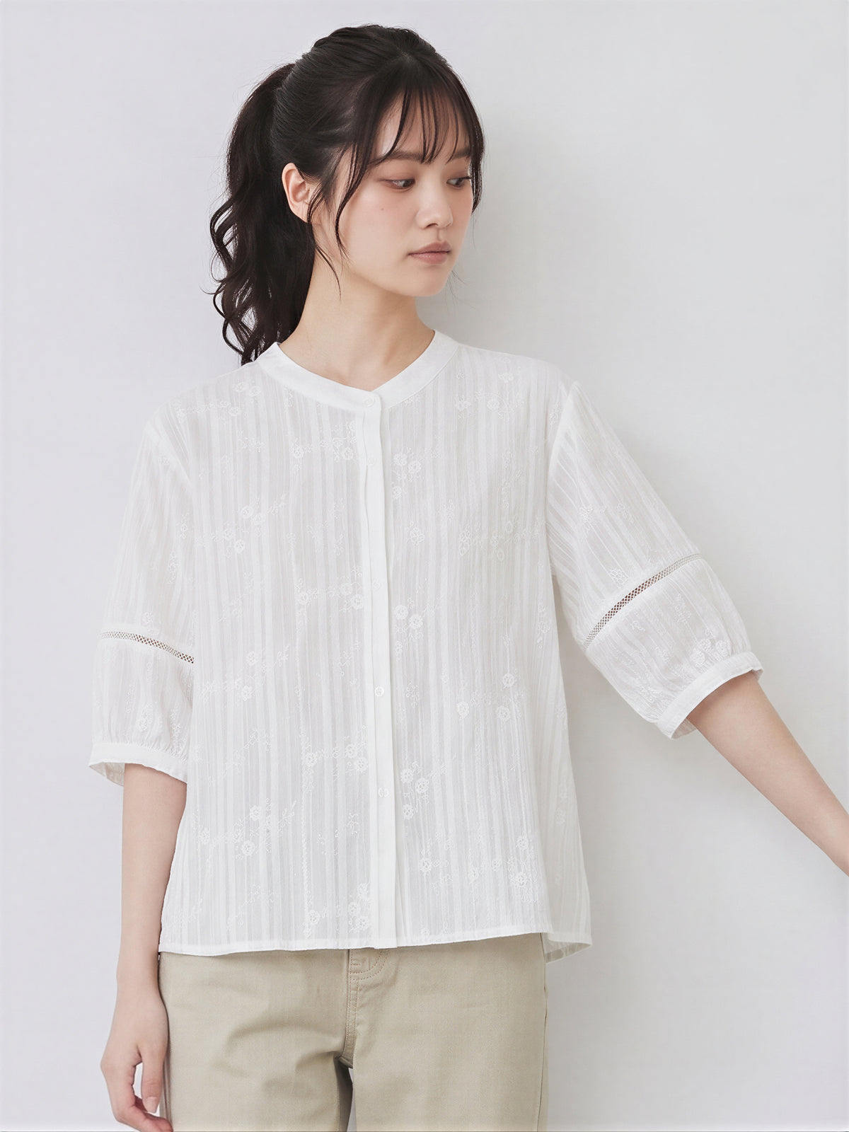 立体プリーツ刺繍シャツ
