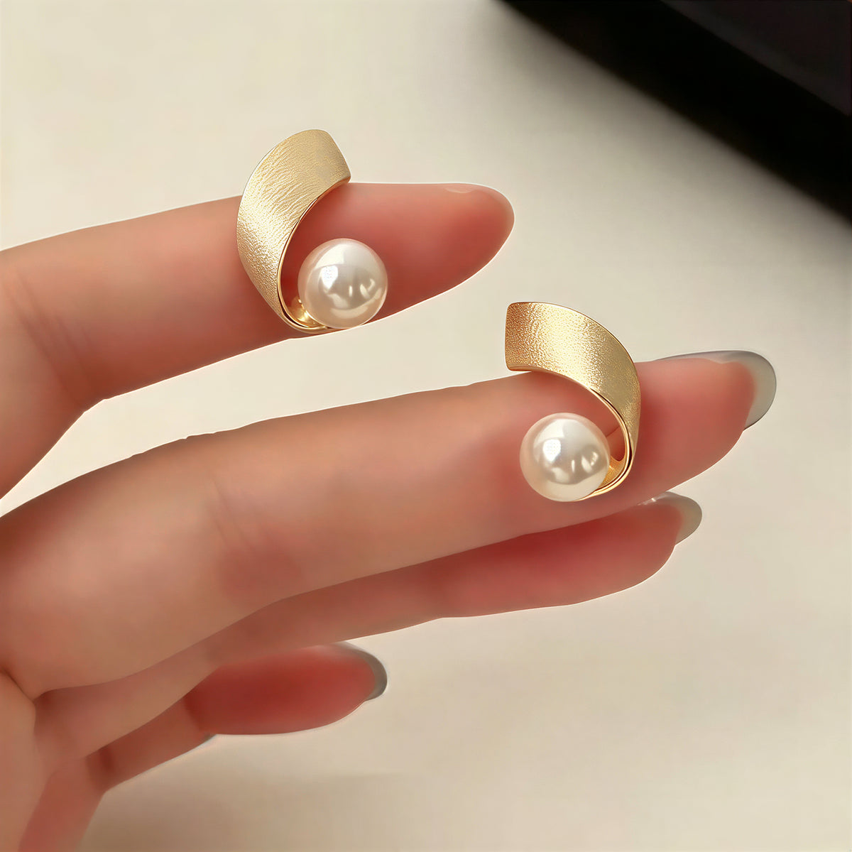 マットカーブ スパイラルデザイン パールピアス-ゴールド-FREE