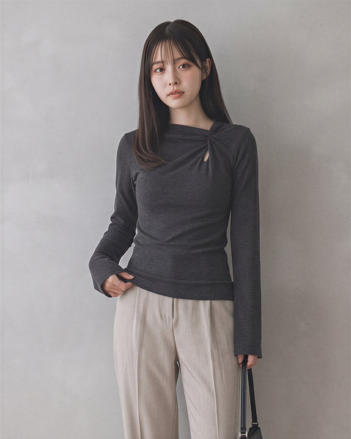 【秋新作】ツイストカットアウト スリムフィット フレアスリーブTシャツ