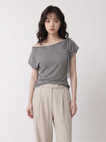 ワンショルダー風リボン付きボーダーTシャツ
