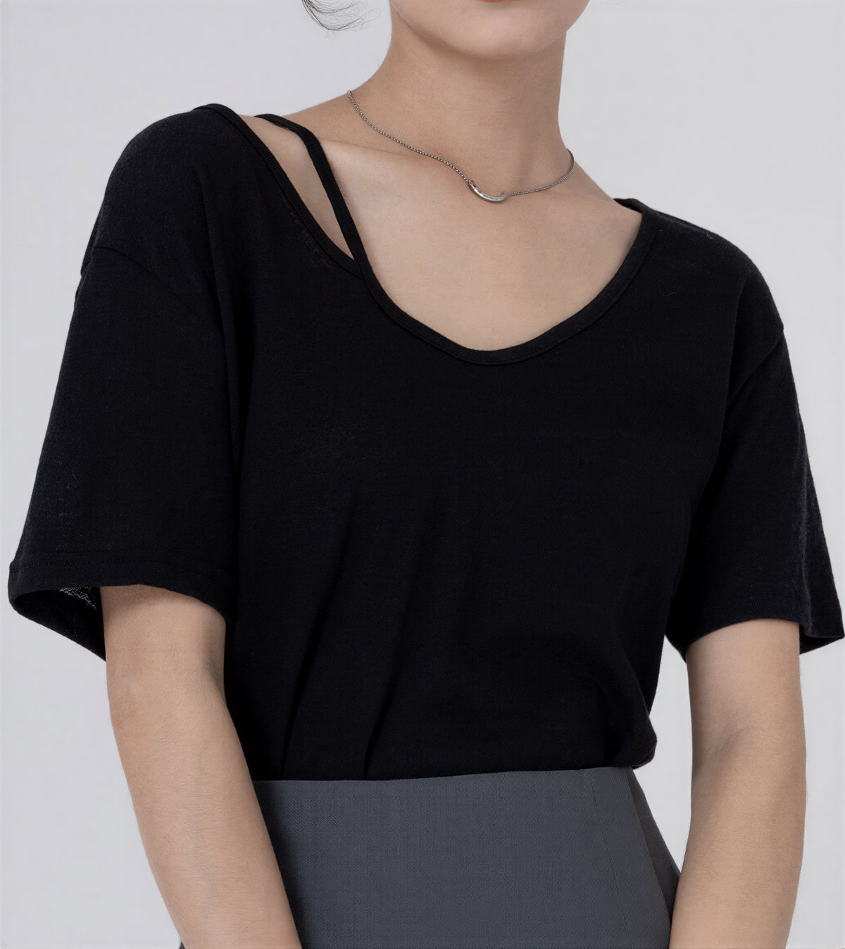 カットアウトオフショルダー ワイドネックTシャツ