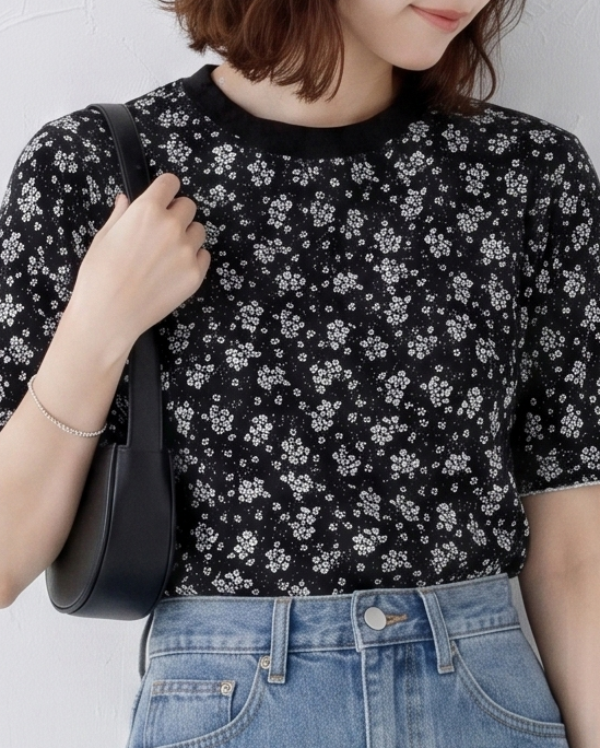 ブラック小花柄スリム半袖Tシャツ