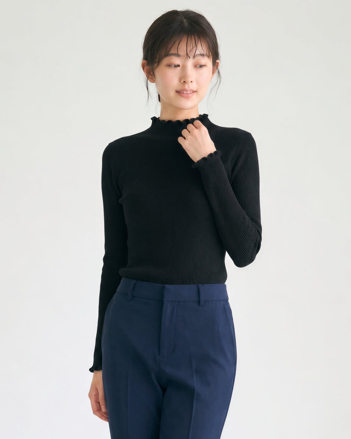 【全2色】S~2XL メロウフリルのハイネック風スリムニット