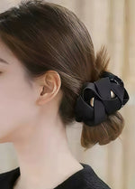 サテン調つぼみデザイン パール付きヘアクリップ-ブラック-FREE