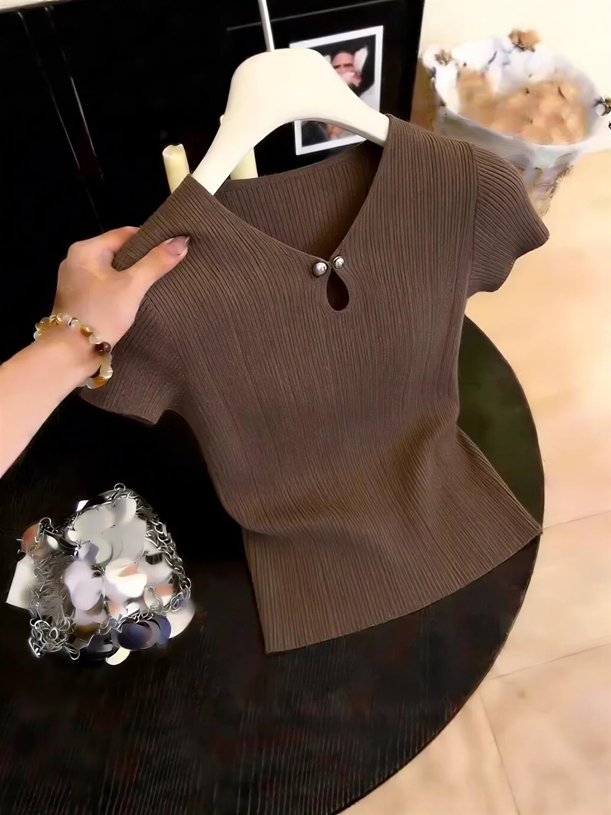 Vネック しずく型カットアウト リブ フィット 半袖ニットTシャツ