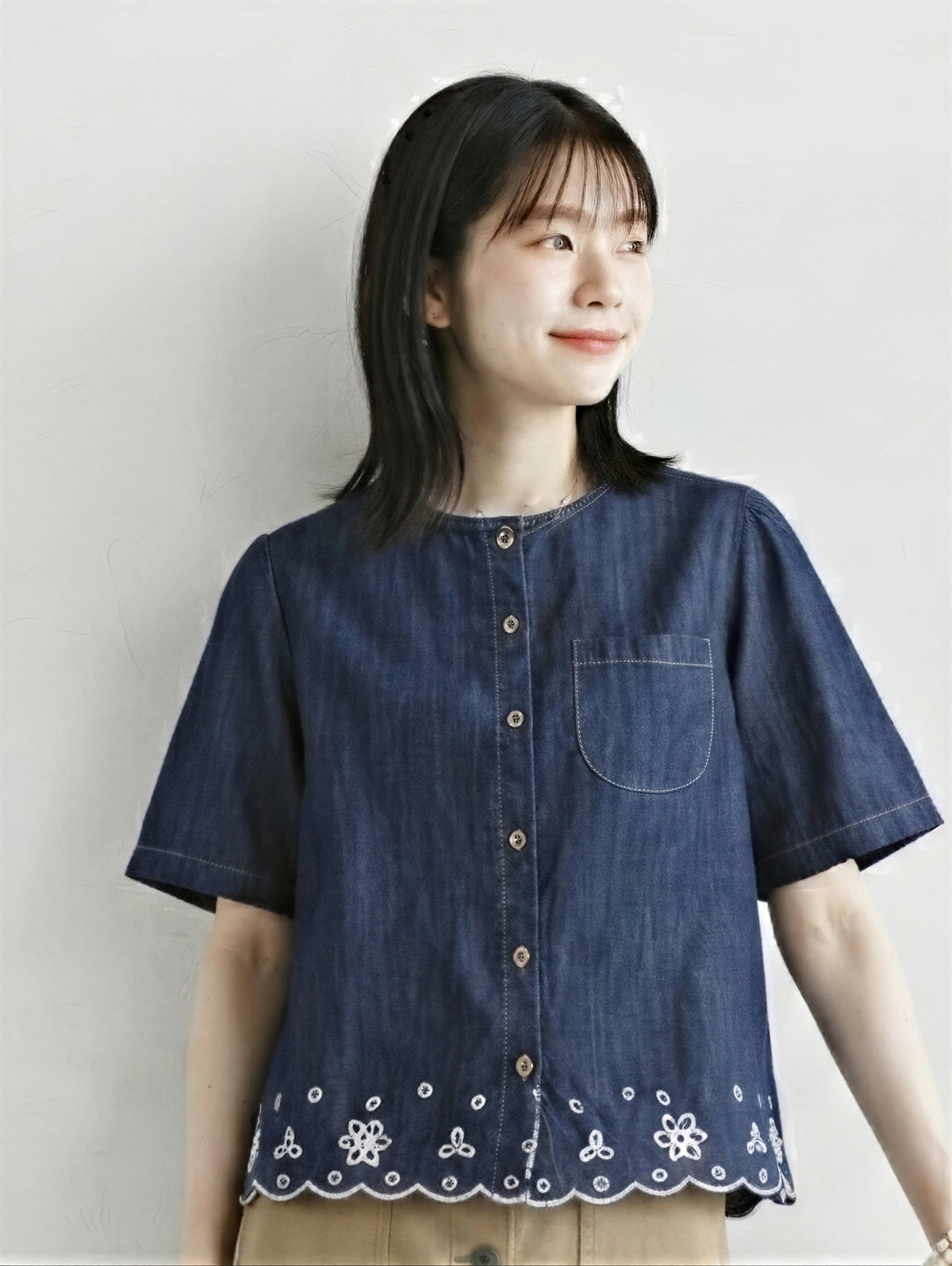 快適ソフトデニム｜気品丸首フック花刺繍裾シャツ
