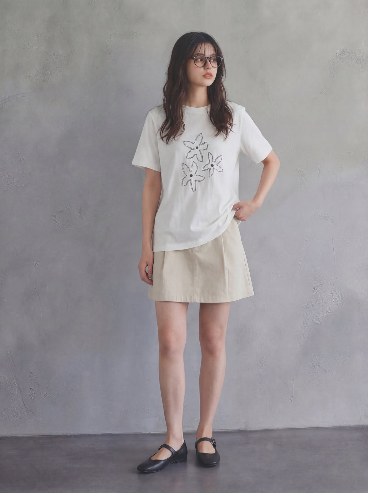 フラワーライン刺繍 ゆったりストレート クルーネック 半袖Tシャツ
