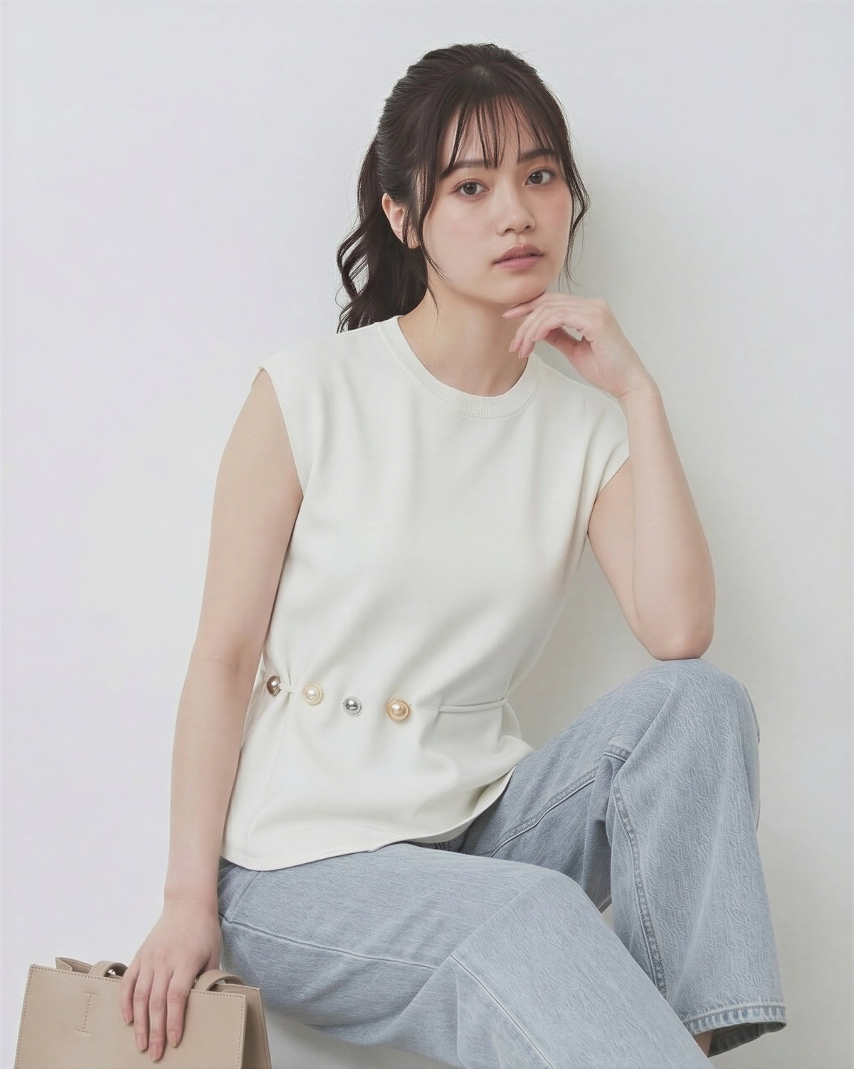 ショルダーパッド入り ノースリーブ ウエストシェイプボタン アシンメトリーヘムTシャツ