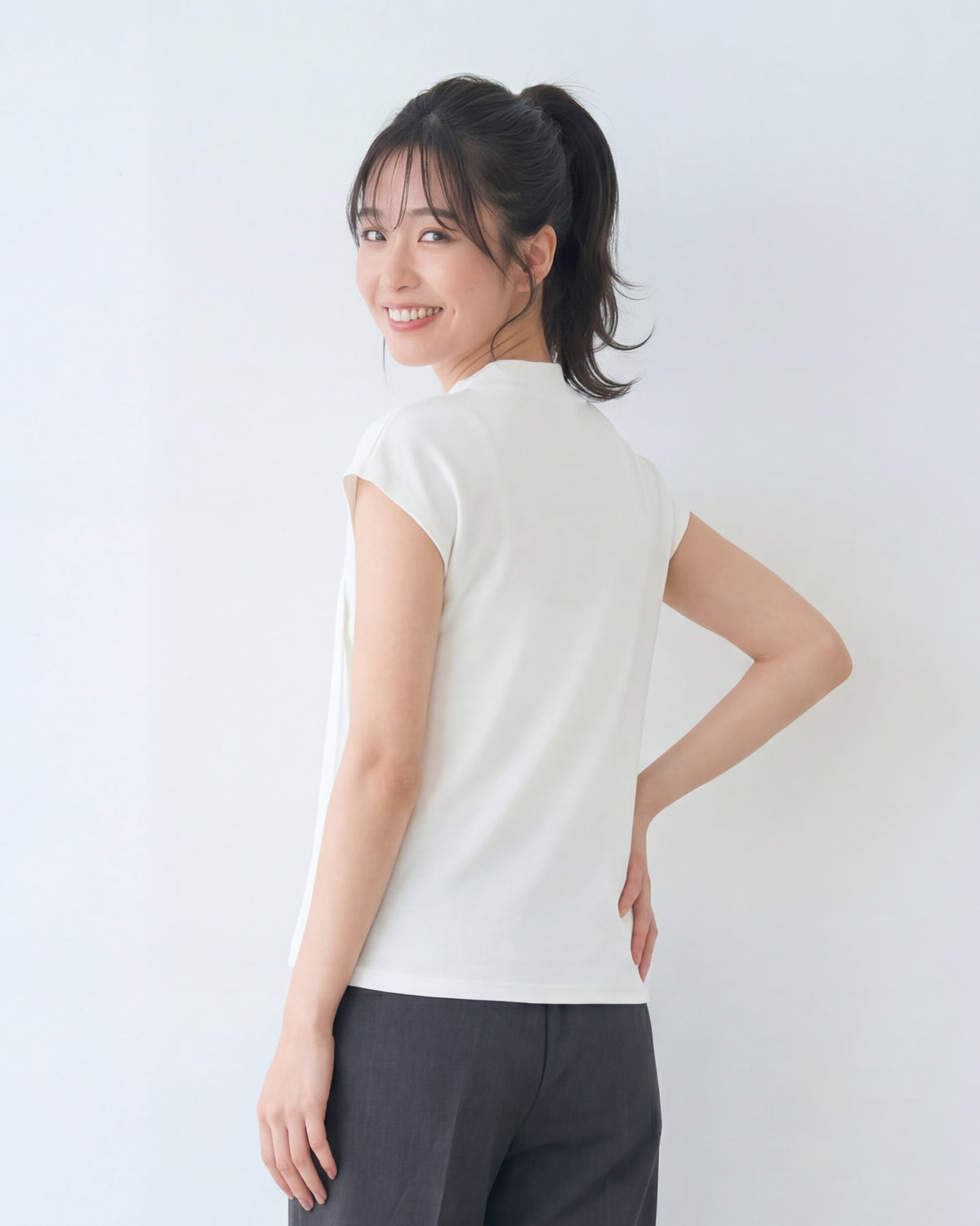 ラウンドネック＆リボンデザイン すっきり見え半袖Tシャツ