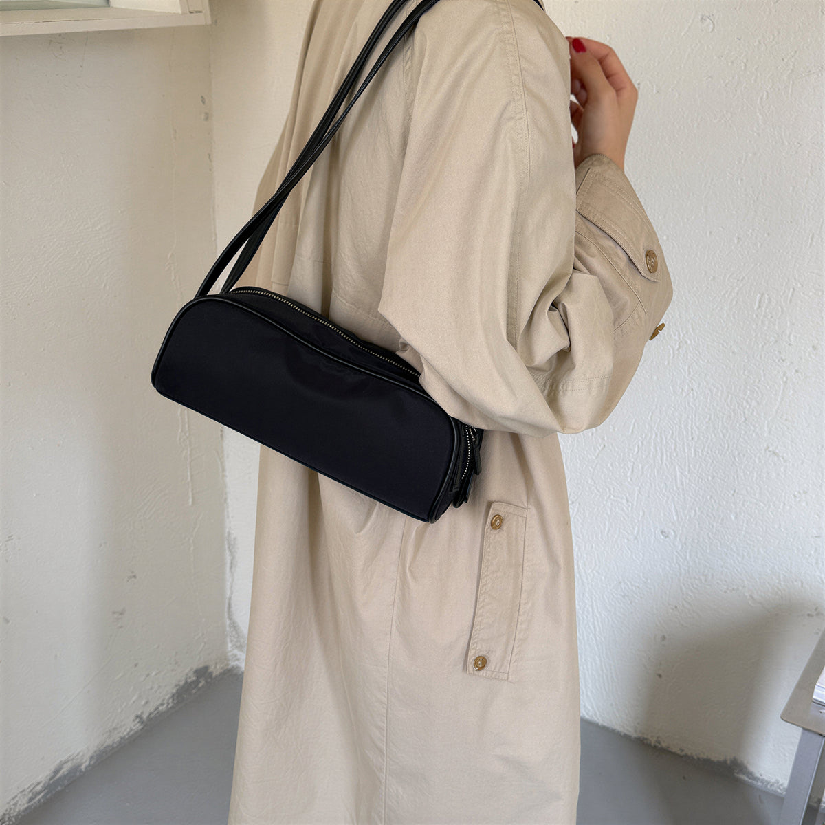 軽やかな布地 スリムシルエット ボウリングバッグ