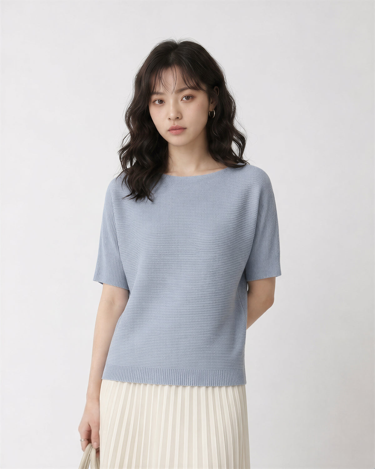 ゆったりシルエットのドロップショルダー リブニット
