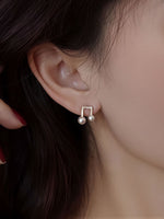 【S925シルバーポスト】繊細な音符 パールアクセント 輝くスタッドピアス