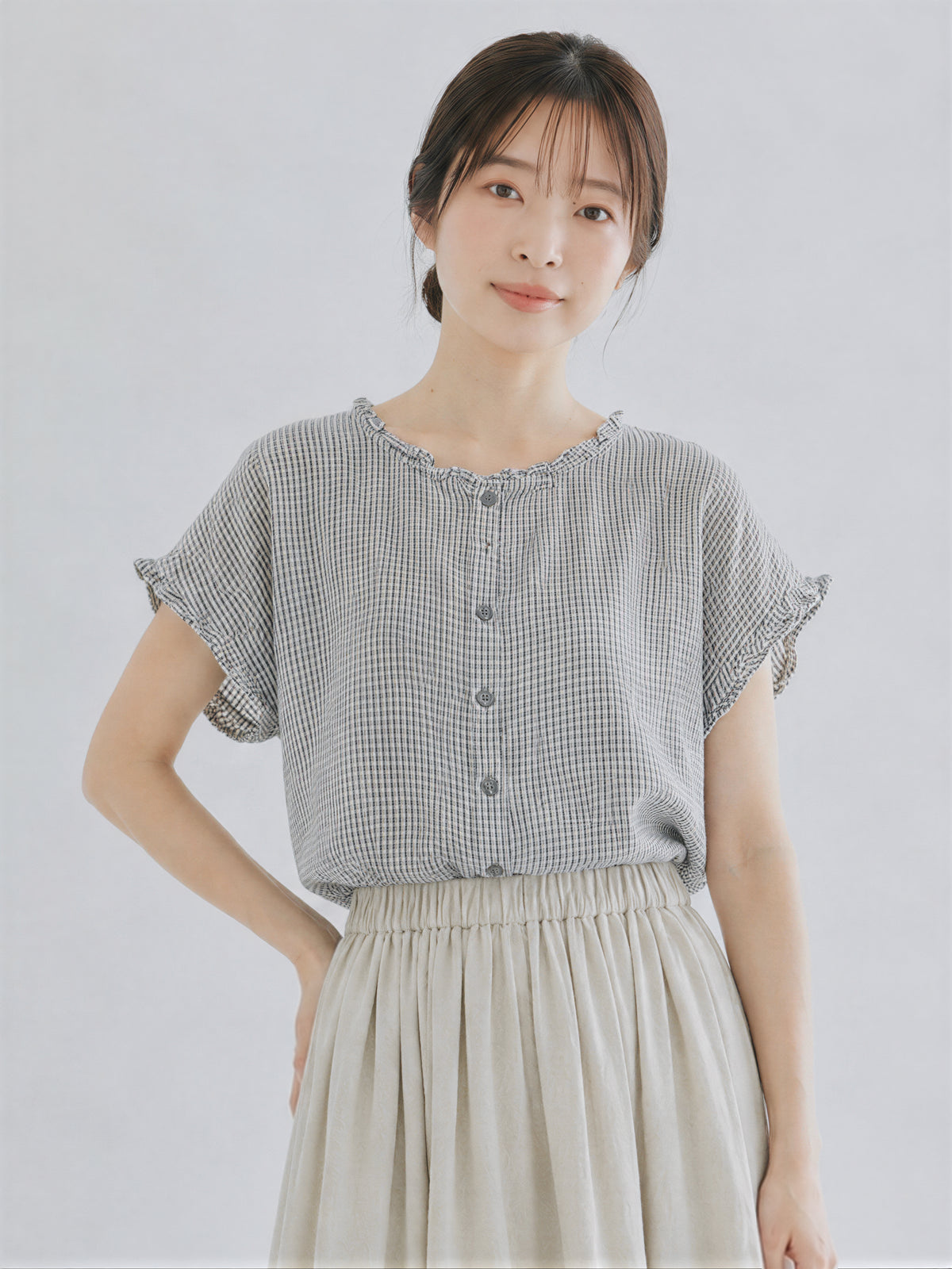ライトグレーの小格子フリルシャツ
