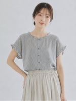 ライトグレーの小格子フリルシャツ