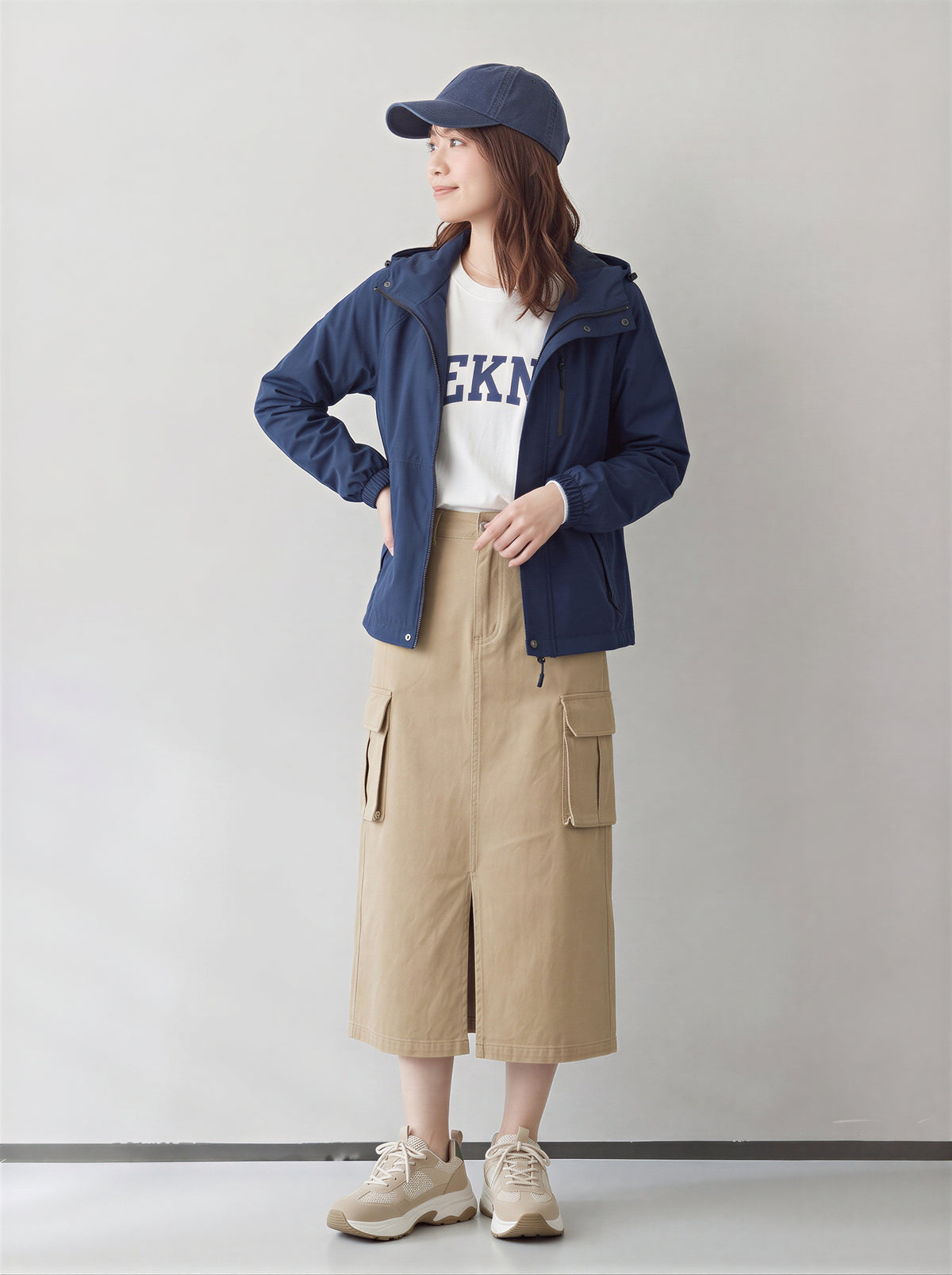 【秋新作】【全2色】S~2XL フード付きショート丈 立体裁断マウンテンパーカー