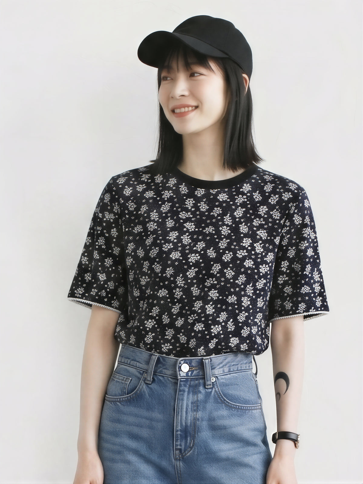 ブラック小花柄スリム半袖Tシャツ