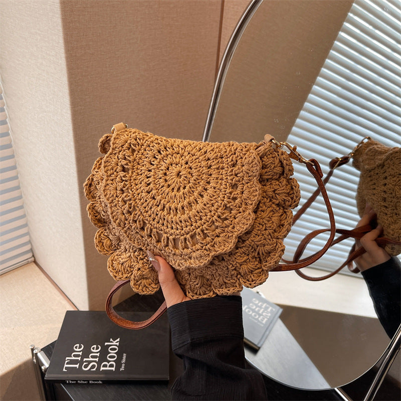 扇形かぎ編み レースフラップ付き 斜め掛け編み込みショルダーバッグ