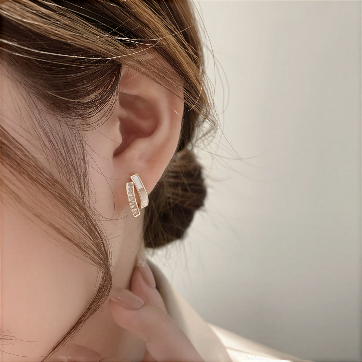 ダブルアーチ ラインストーン付き ホワイトピアス