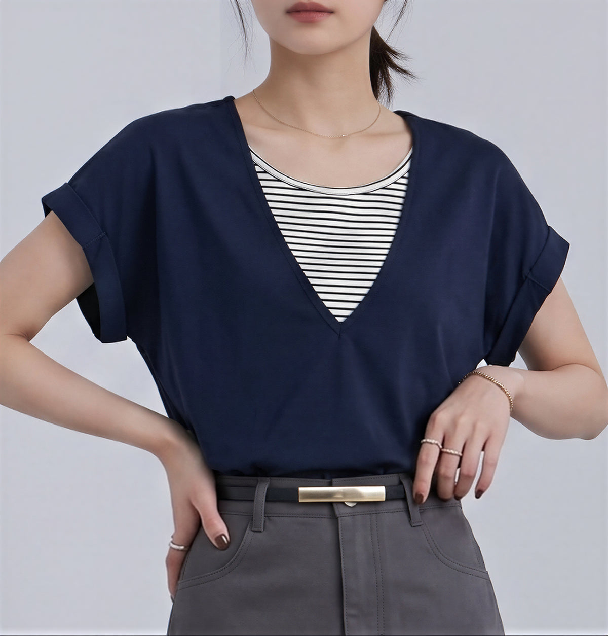 ディープV レイヤード風 ロールアップスリーブ フェイクツーピース 半袖Tシャツ