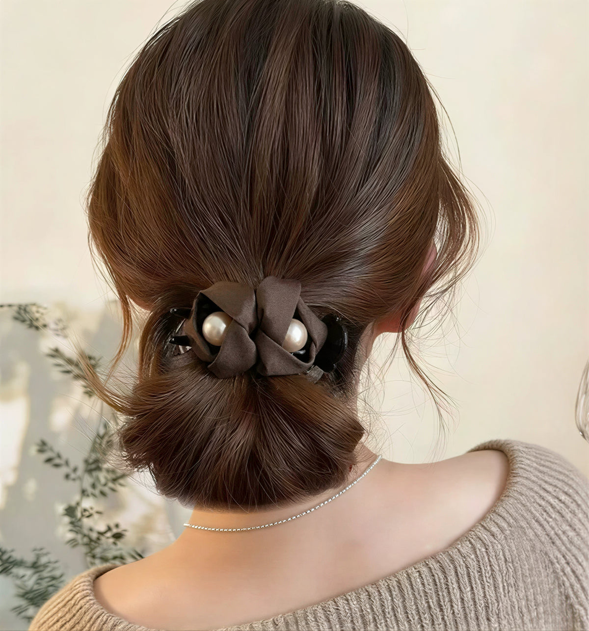 サテン調つぼみデザイン パール付きヘアクリップ