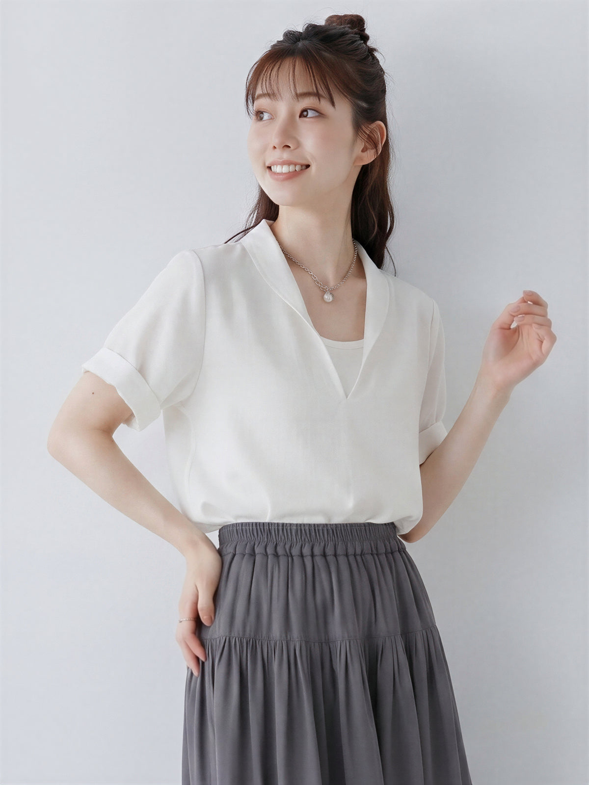 Vネック×折り返し袖 フェイクレイヤードシャツ