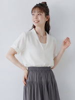 Vネック×折り返し袖 フェイクレイヤードシャツ