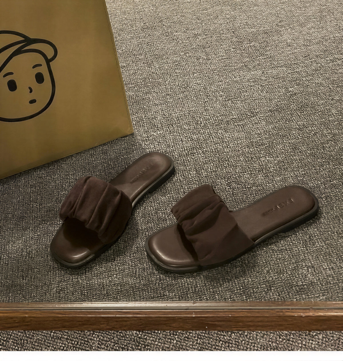 ギャザーワイドストラップ ソフトボア包み込み フラットスライドサンダル