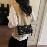 バイカージップディテール グロッシーバゲットバッグ