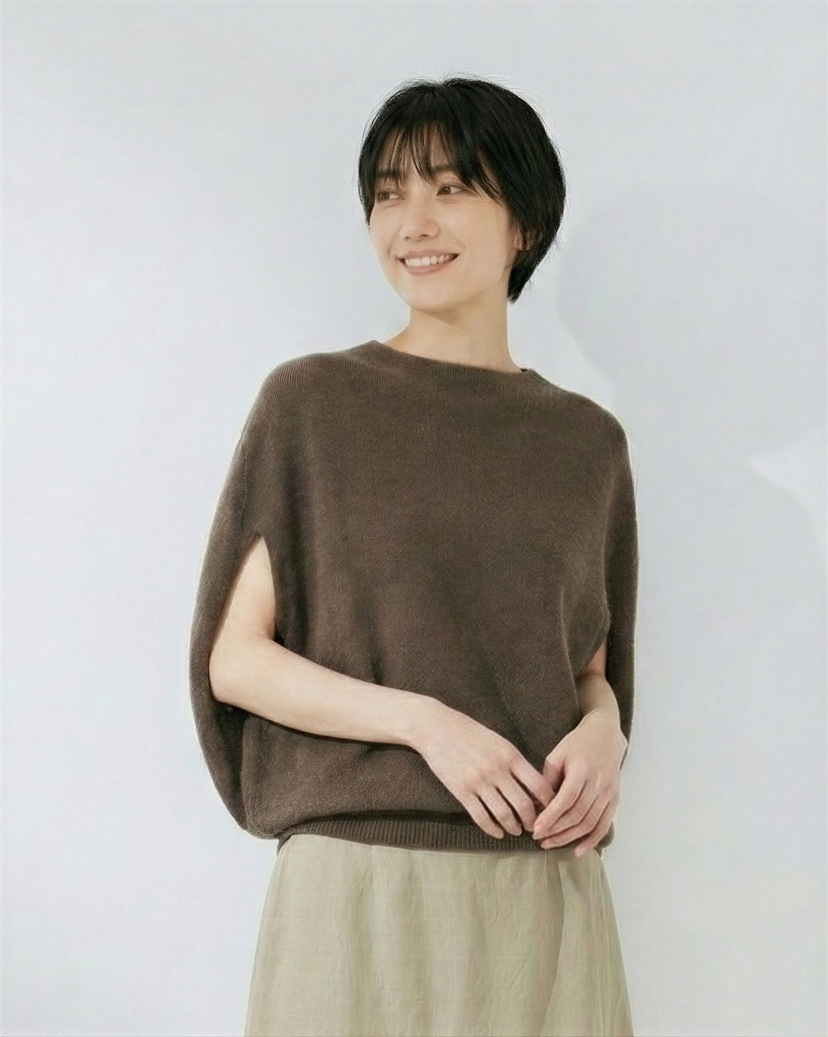 ケープ風シルエット スリット入り ノースリーブニット