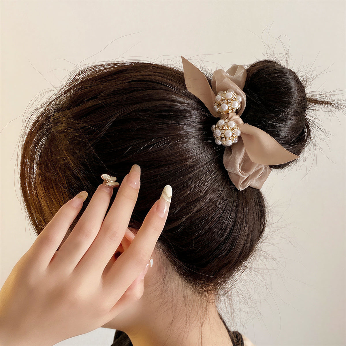 【全2色】サテンギャザー フラワークラスター風パール＆ラインストーン リボン パール＆ラインストーン ヘアゴム（ポニーテール用）