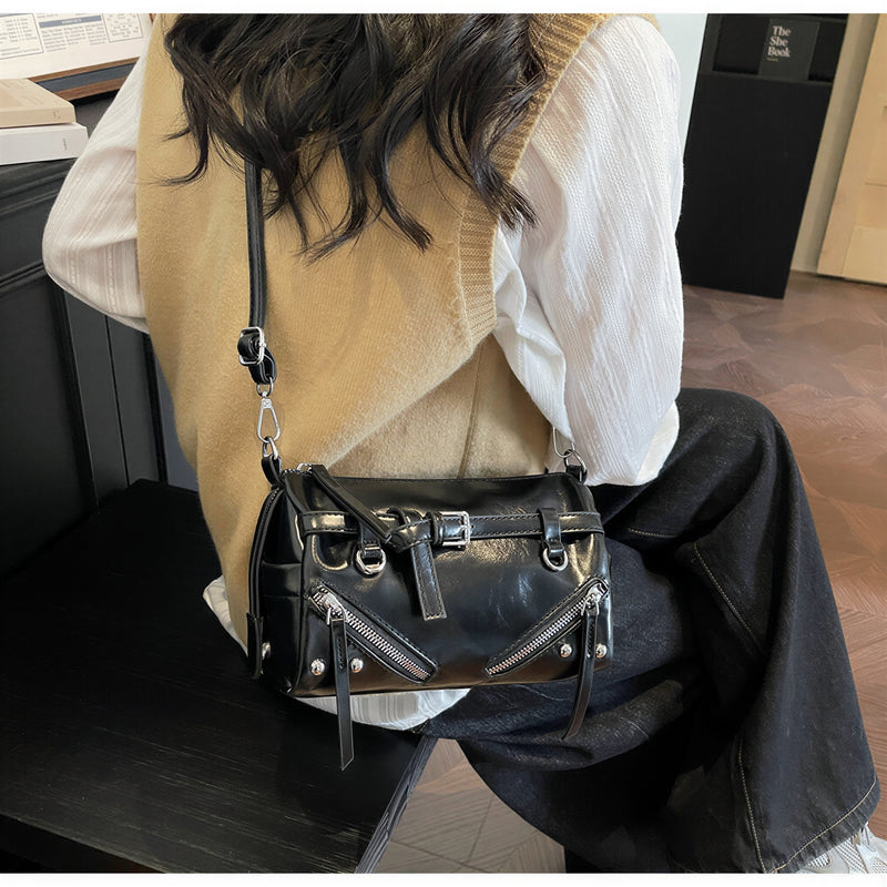 バイカージップディテール グロッシーバゲットバッグ-ブラック-FREE