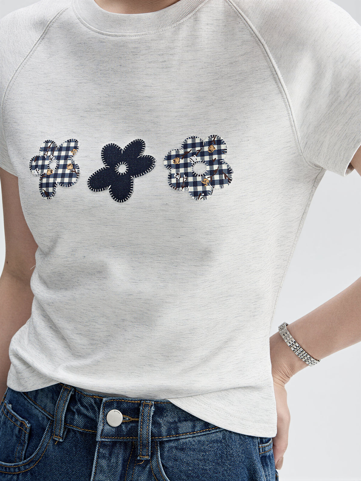 スリムフィット ラグランスリーブ フラワーアップリケTシャツ