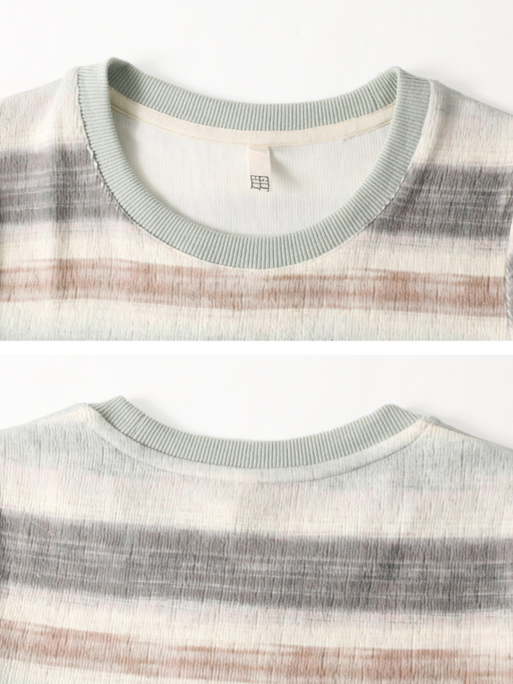 やわらかなグラデーションボーダーのスリムTシャツ